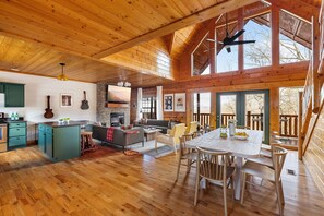 House | 6 bedrooms - Bears Den Way Resort Cabin w Games Hot Tub View Mins From Dollywood (Sevierville)