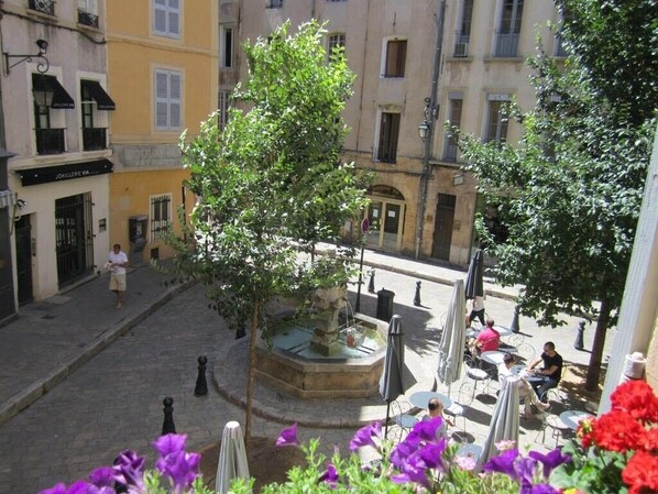 Outdoor dining - Charming apartment overlooking Place des 3 Ormeaux (Aix-en-Provence)