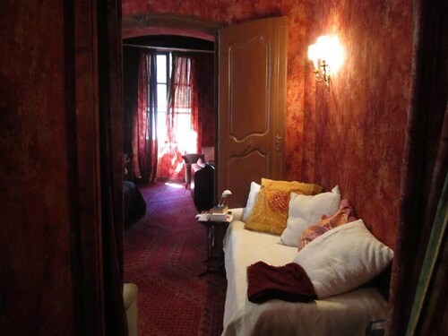 Charming apartment overlooking Place des 3 Ormeaux