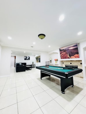 Games room - Coastal Getaway near Disneyland/ Knott’s Berryfarm (Midway City)