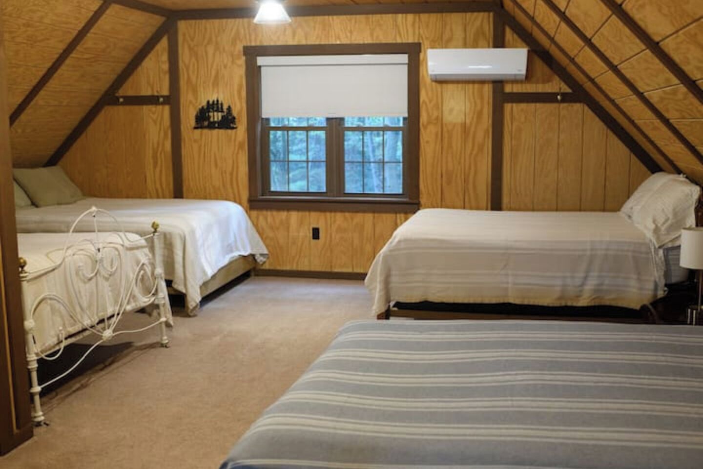 Desk, iron/ironing board, WiFi, bed sheets
