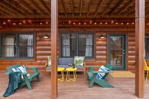 House | 5 bedrooms - Yesteryear Hot Tub 360 Deck and Game Room Redesigned Cabin Easy Access (Sevierville)