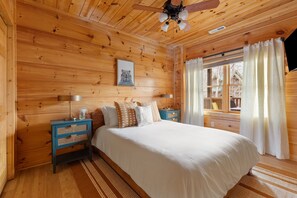 House | 5 bedrooms - Yesteryear Hot Tub 360 Deck and Game Room Redesigned Cabin Easy Access (Sevierville)