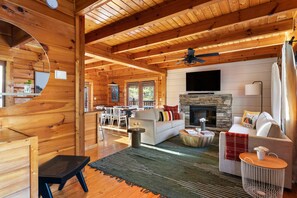 House | 6 bedrooms - Riverbend Redesigned Cabin Hot Tub Firepit Billiards Mins to Pigeon Forge (Sevierville)