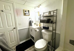 Haartrockner, Handtücher, Seife, Toilettenpapier