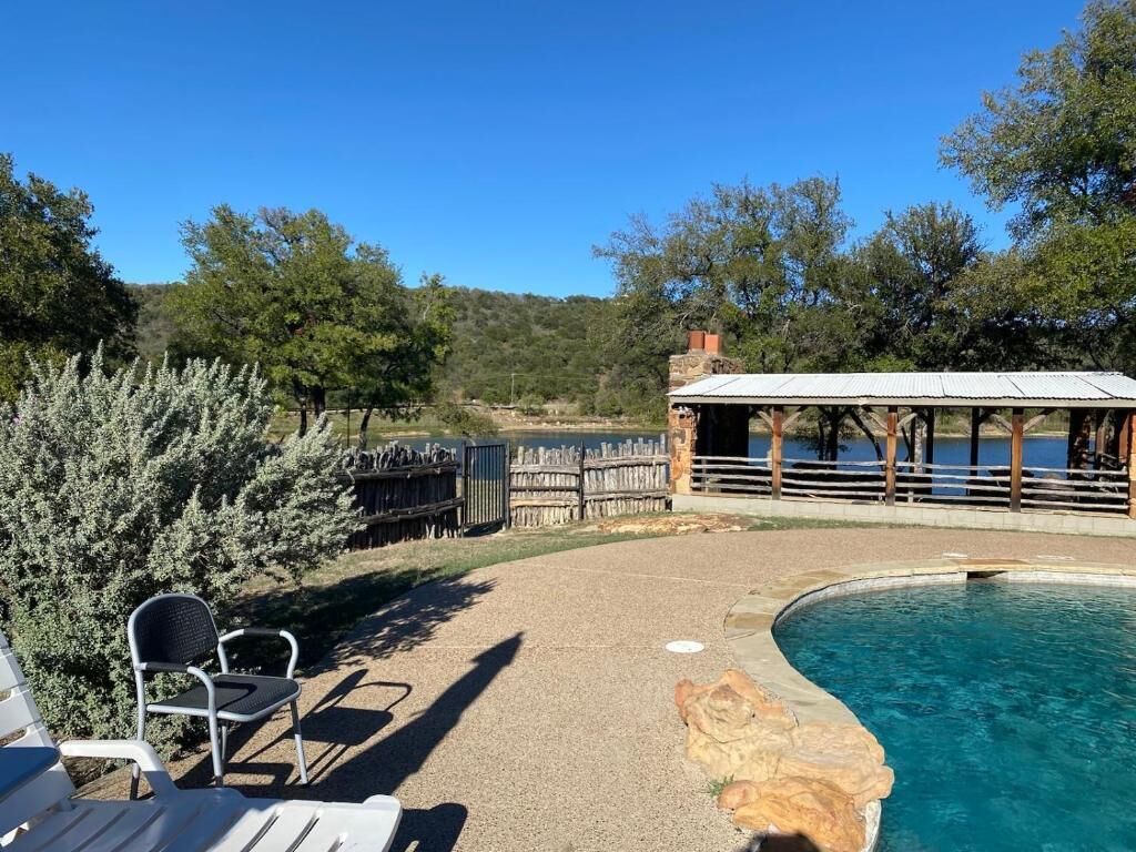 3 室外游泳池，收费帐篷屋，池畔遮阳伞