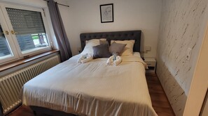 3 bedrooms, free WiFi, bed sheets - Modern vacation apartment near Zurich and the Black Forest. (Hohentengen am Hochrhein)