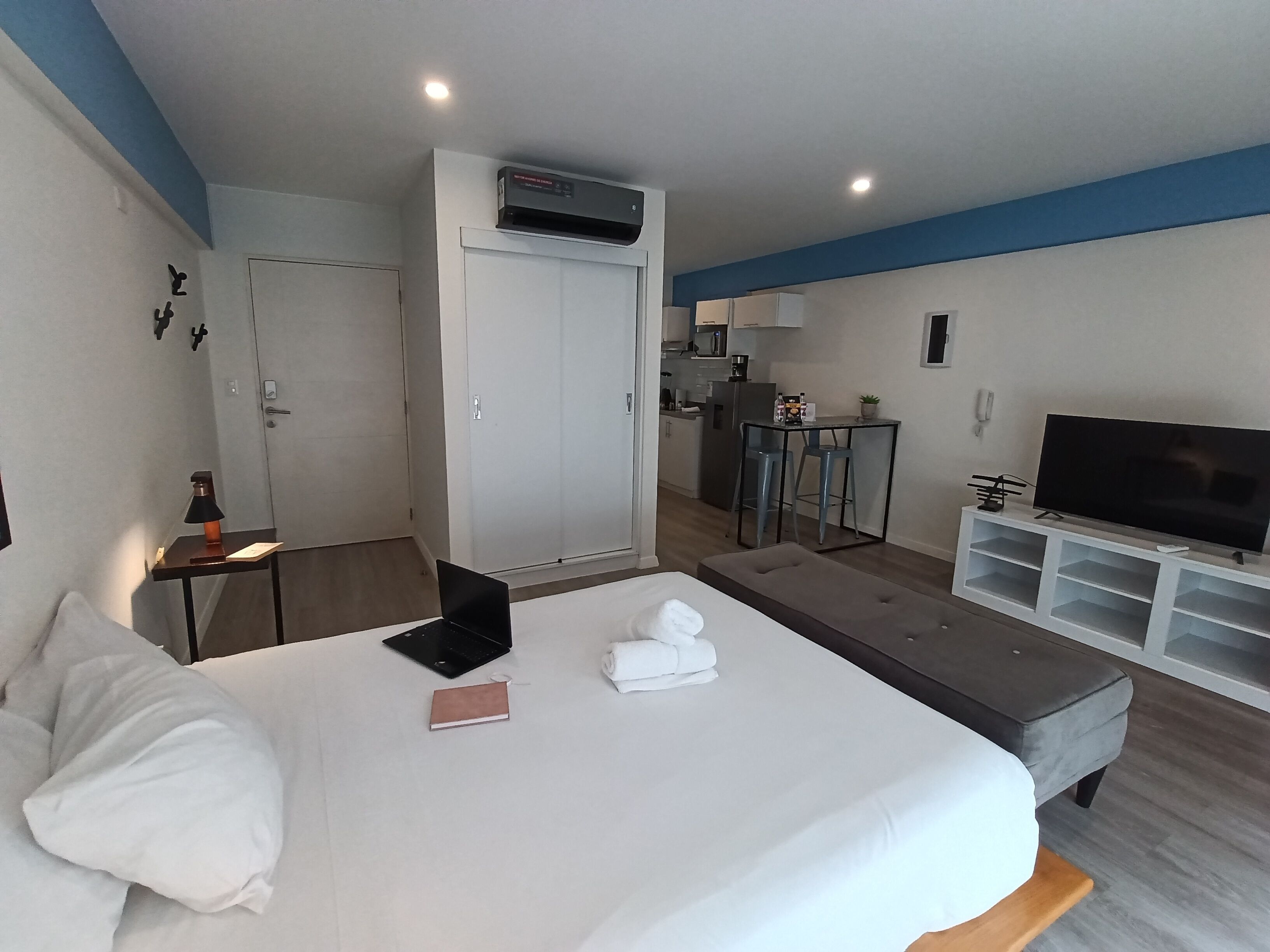 Comfort Studio Suite (404) | Blackout drapes, soundproofing, free WiFi, bed sheets