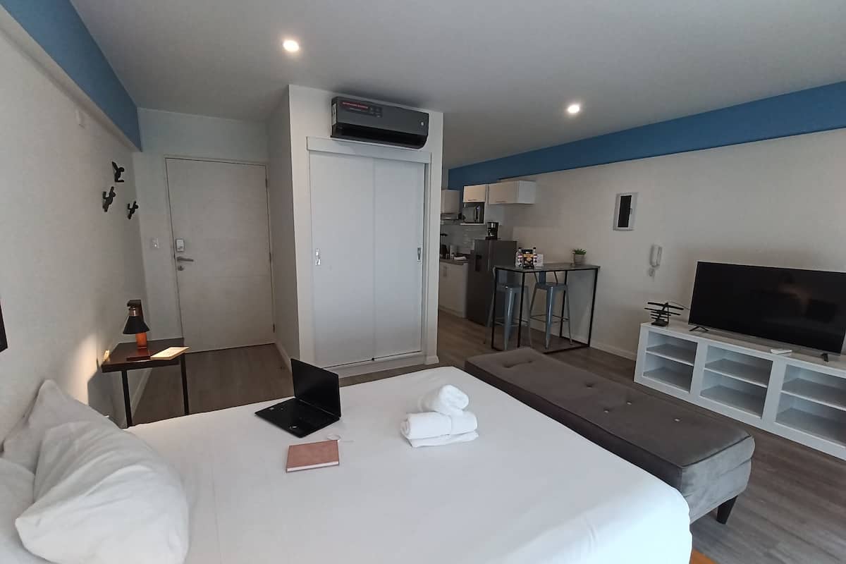 Comfort Studio Suite (404) | Blackout drapes, soundproofing, WiFi (free), bed sheets