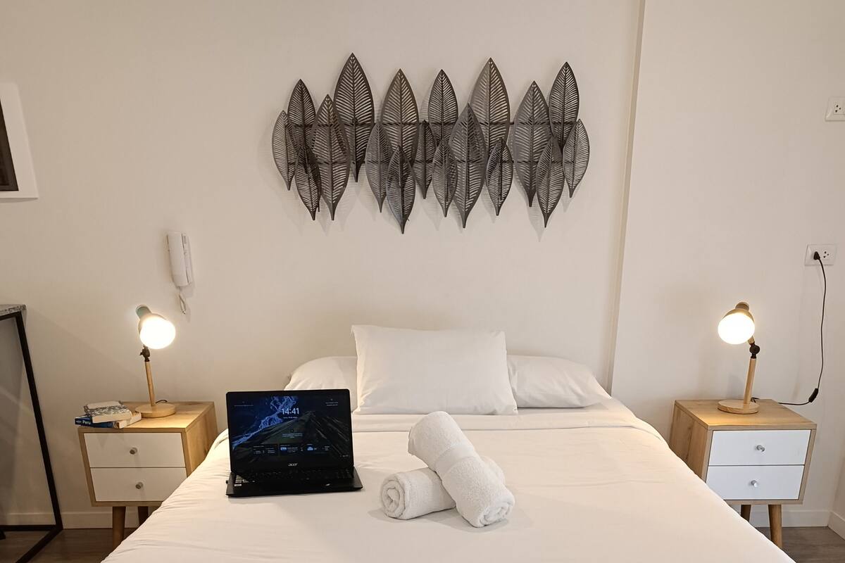Comfort Studio Suite (204) | Blackout drapes, soundproofing, WiFi (free), bed sheets
