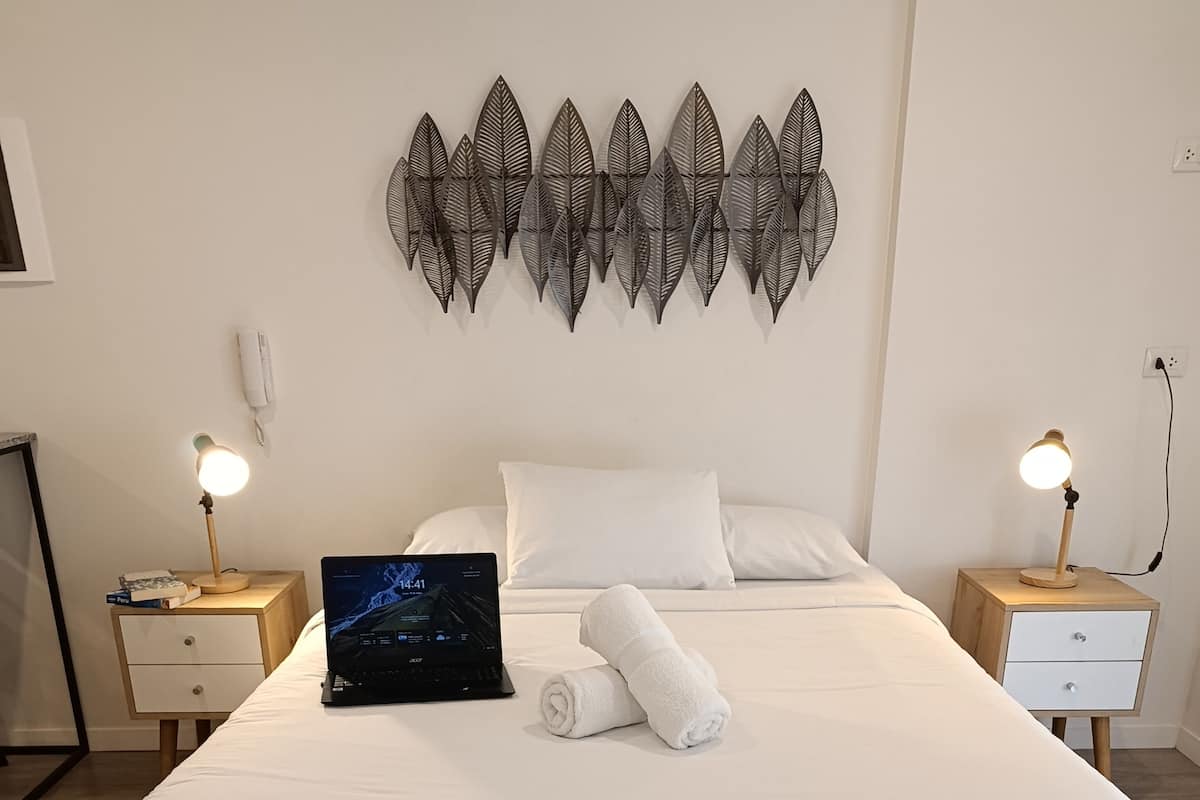 Comfort Studio Suite (204) | Blackout drapes, soundproofing, WiFi (free), bed sheets