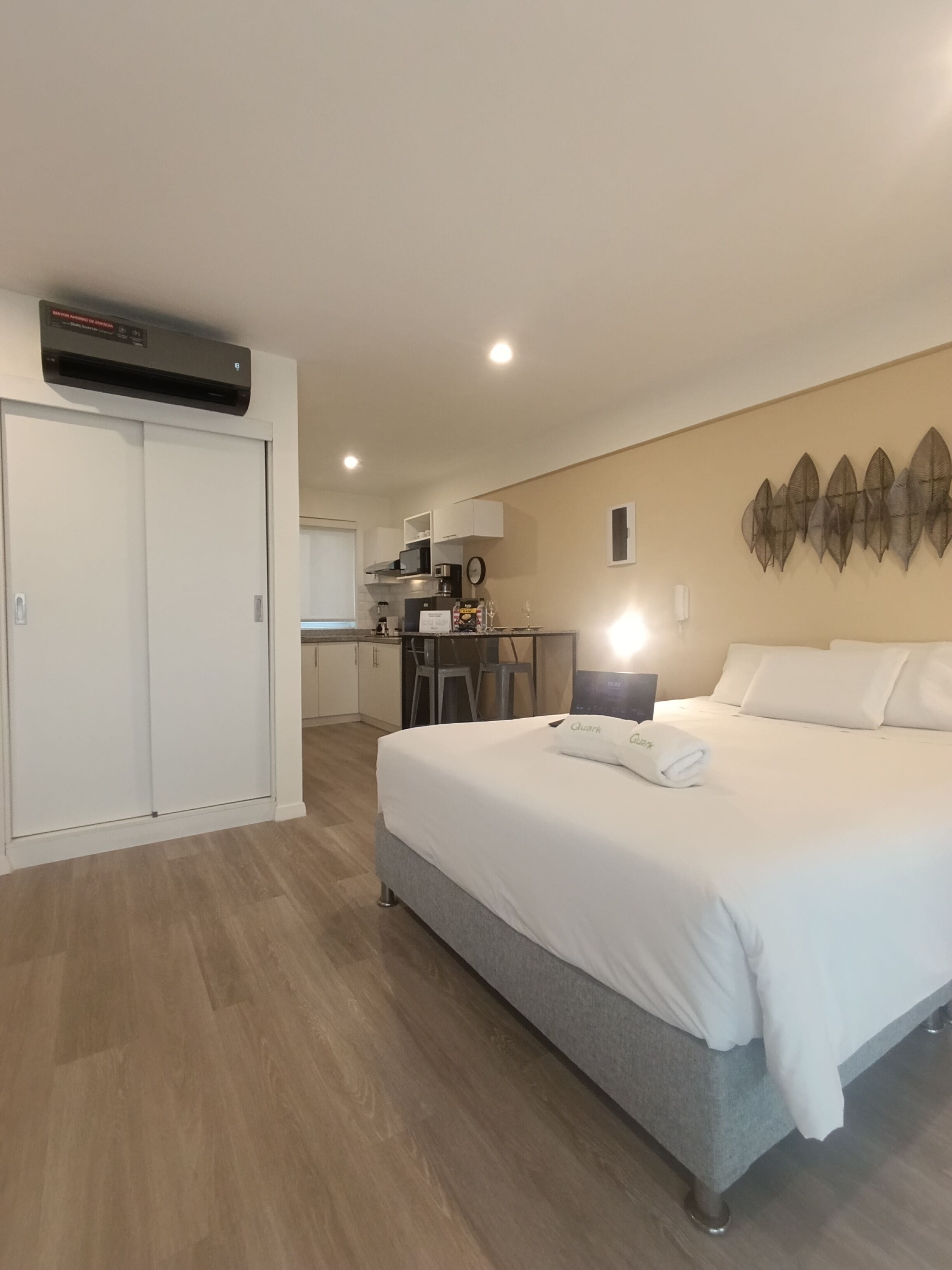 Comfort Studio Suite (304) | Blackout drapes, soundproofing, free WiFi, bed sheets