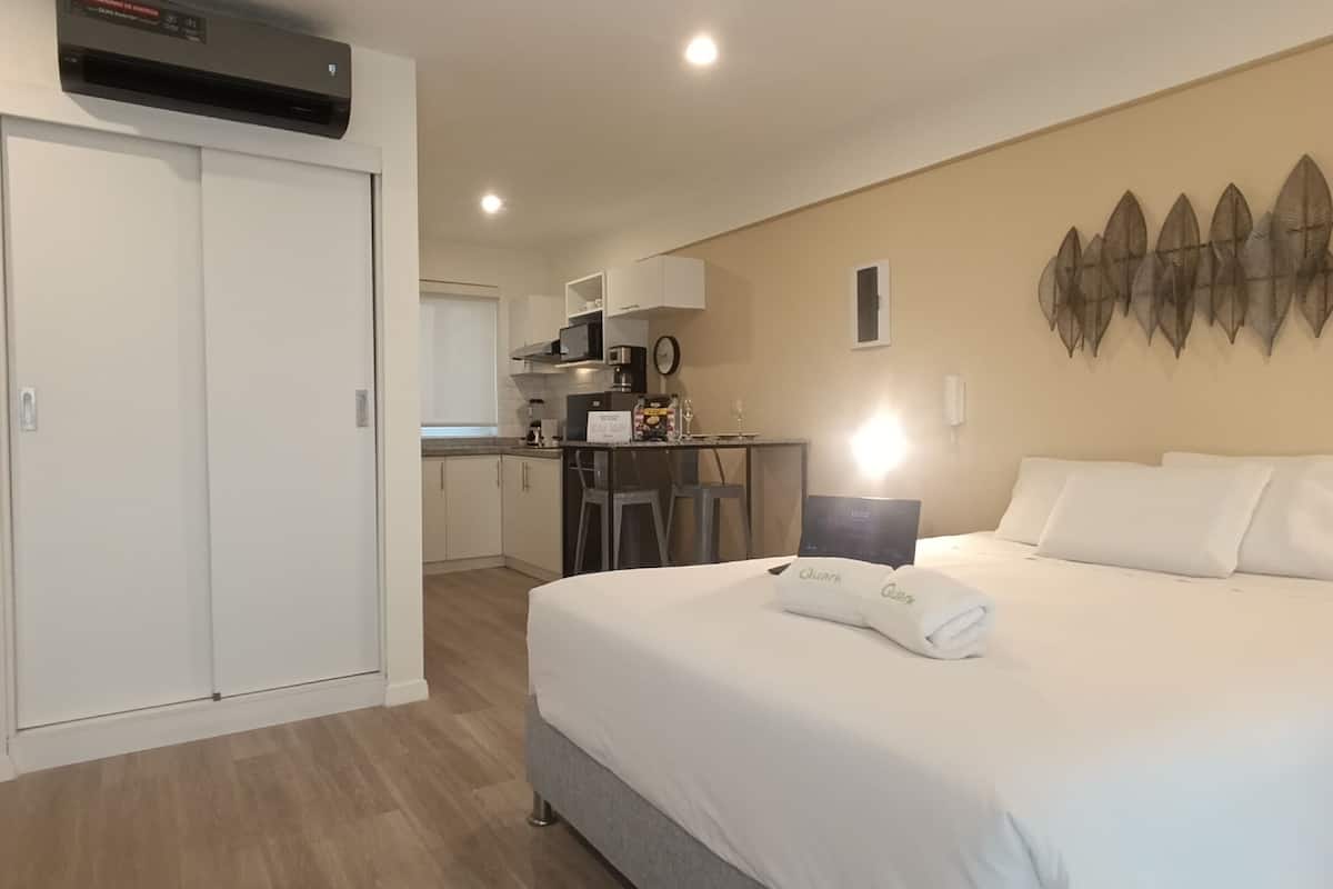 Comfort Studio Suite (304) | Blackout drapes, soundproofing, WiFi (free), bed sheets