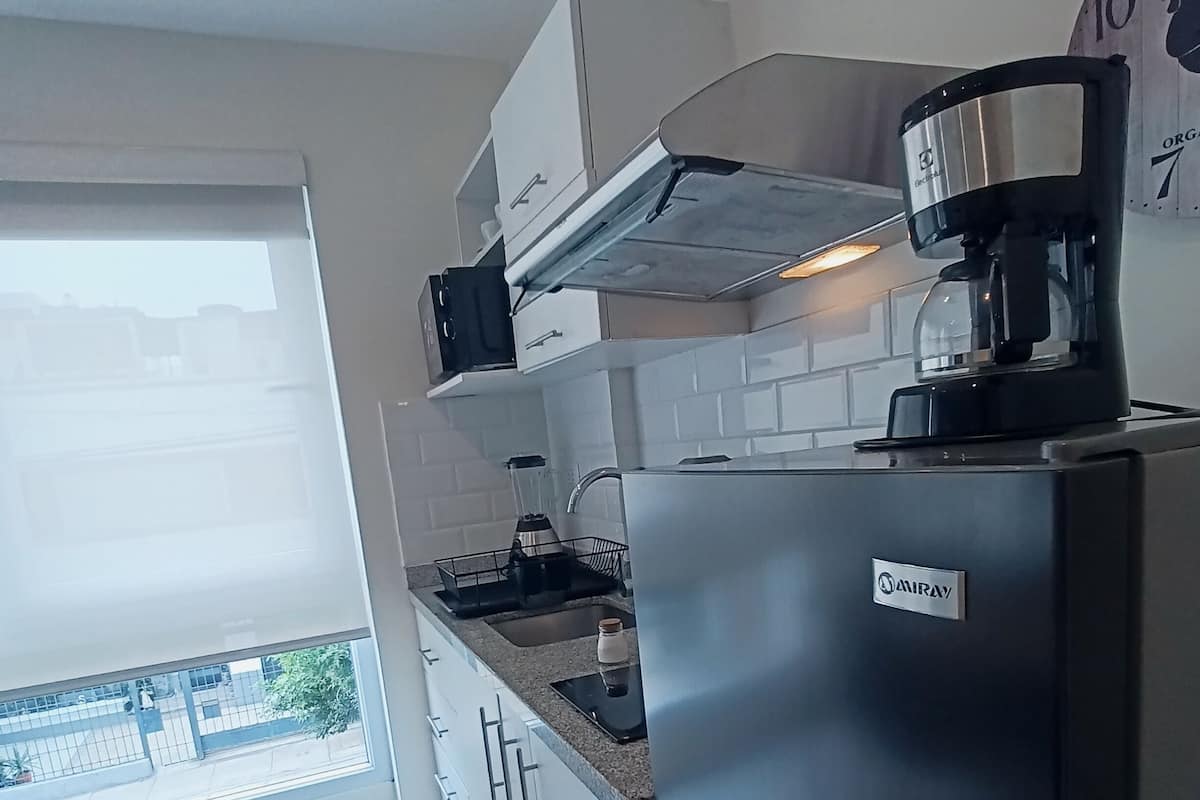 Coffee/tea maker, fridge, microwave, stovetop