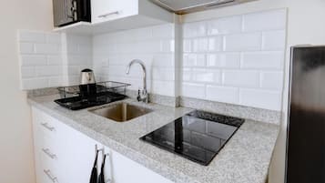 Refrigerador, microondas, placa de cocina, lavavajillas