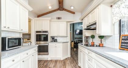 THE 806 - Sleeps 14+ - Perfect for BIG Groups