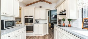 THE 806 - Sleeps 14+ - Perfect for BIG Groups