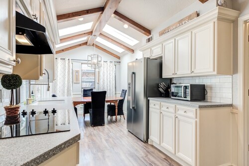 THE 806 - Sleeps 14+ - Perfect for BIG Groups