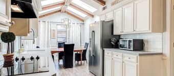 THE 806 - Sleeps 14+ - Perfect for BIG Groups