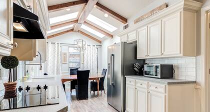 THE 806 - Sleeps 14+ - Perfect for BIG Groups