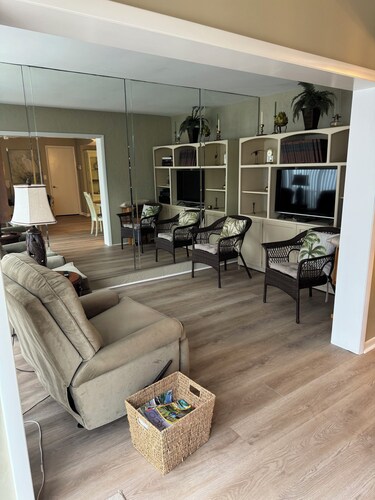 Charming 2-bedroom condo in delightful Marco Island with AC, pool and dock.