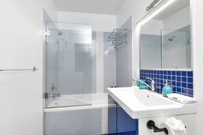 Shower, hair dryer, towels