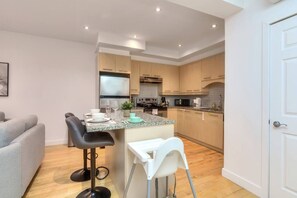 Fridge, microwave, oven, stovetop - Take a break in a modern loft on the plateau Walk (Montréal)