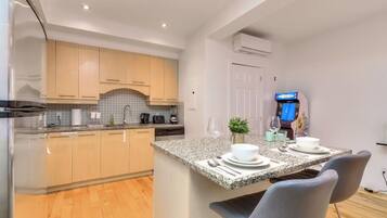 Refrigerador, microondas, horno y parrilla de estufa