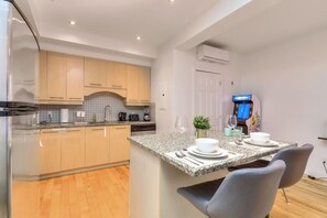 Fridge, microwave, oven, stovetop - Take a break in a modern loft on the plateau Walk (Montréal)
