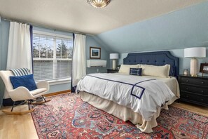 5 slaapkamers, een bureau, een strijkplank/strijkijzer, reisbedje