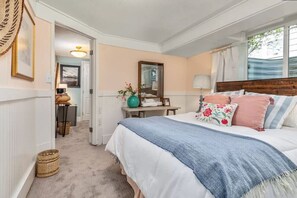 5 bedrooms, desk, iron/ironing board, travel crib