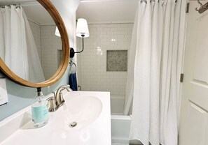Hair dryer, towels - Spacious Home Downtown Kalispell (Kalispell)