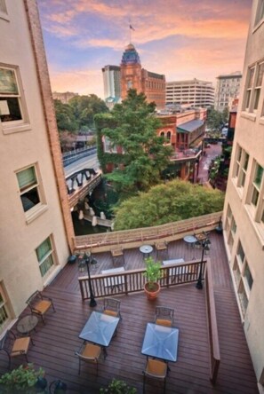Outdoor dining - Club Wyndham Riverside Suites - 1 Bedroom Condo (San Antonio)