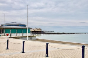 Beach nearby - Helmsman Guesthouse (Aberystwyth)