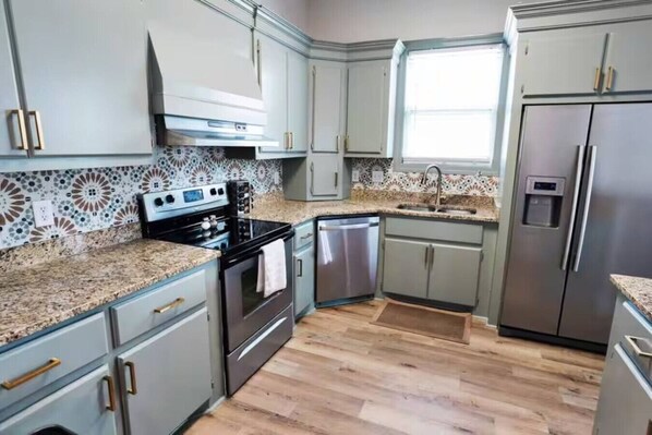 冰箱、微波炉、烤箱、炉灶