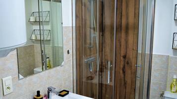 Een haardroger, handdoeken, toiletpapier