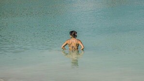 Una persona de pie en aguas poco profundas.