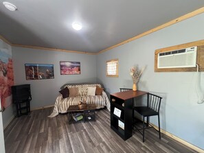 Fireplace, books - Bryce, Zion Canyon Themed Cabin, Complimentary Breakfast, Hot Tubs, Dogs Welcome (Sevier)