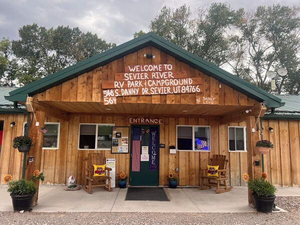 Exterior - Bryce, Zion Canyon Themed Cabin, Complimentary Breakfast, Hot Tubs, Dogs Welcome (Sevier)