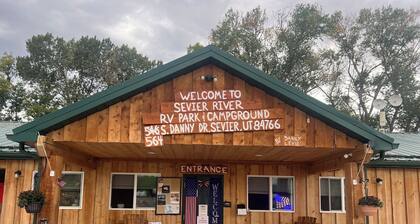 Bryce, Zion Canyon Themed Cabin, Complimentary Breakfast, Hot Tubs, Dogs Welcome