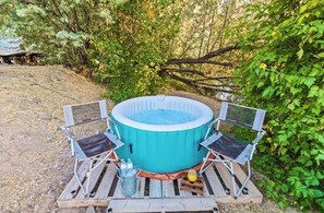 Outdoor spa tub - Bryce, Zion Canyon Themed Cabin, Complimentary Breakfast, Hot Tubs, Dogs Welcome (Sevier)