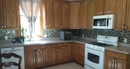 2 Bedroom House 30 Minutes to NY Large Fenced Yard and Parking