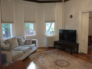 Smart TV - Great 2 Bedroom House 30 Minutes to NY Large Fenced Yard and Parking (Ridgefield Park)