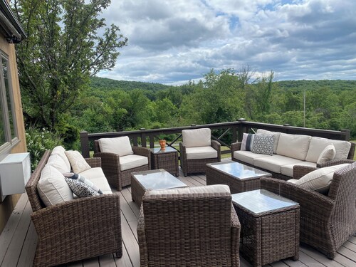 A BEAUTIFUL 3 BEDROOM/2.5 BATH HILLTOP HOME IDEAL FOR GREAT ESCAPES, 