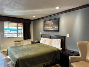 Chambre simple Standard, 1 trĂšs grand lit, non-fumeur | Bureau, espace de travail pour ordinateurs portables