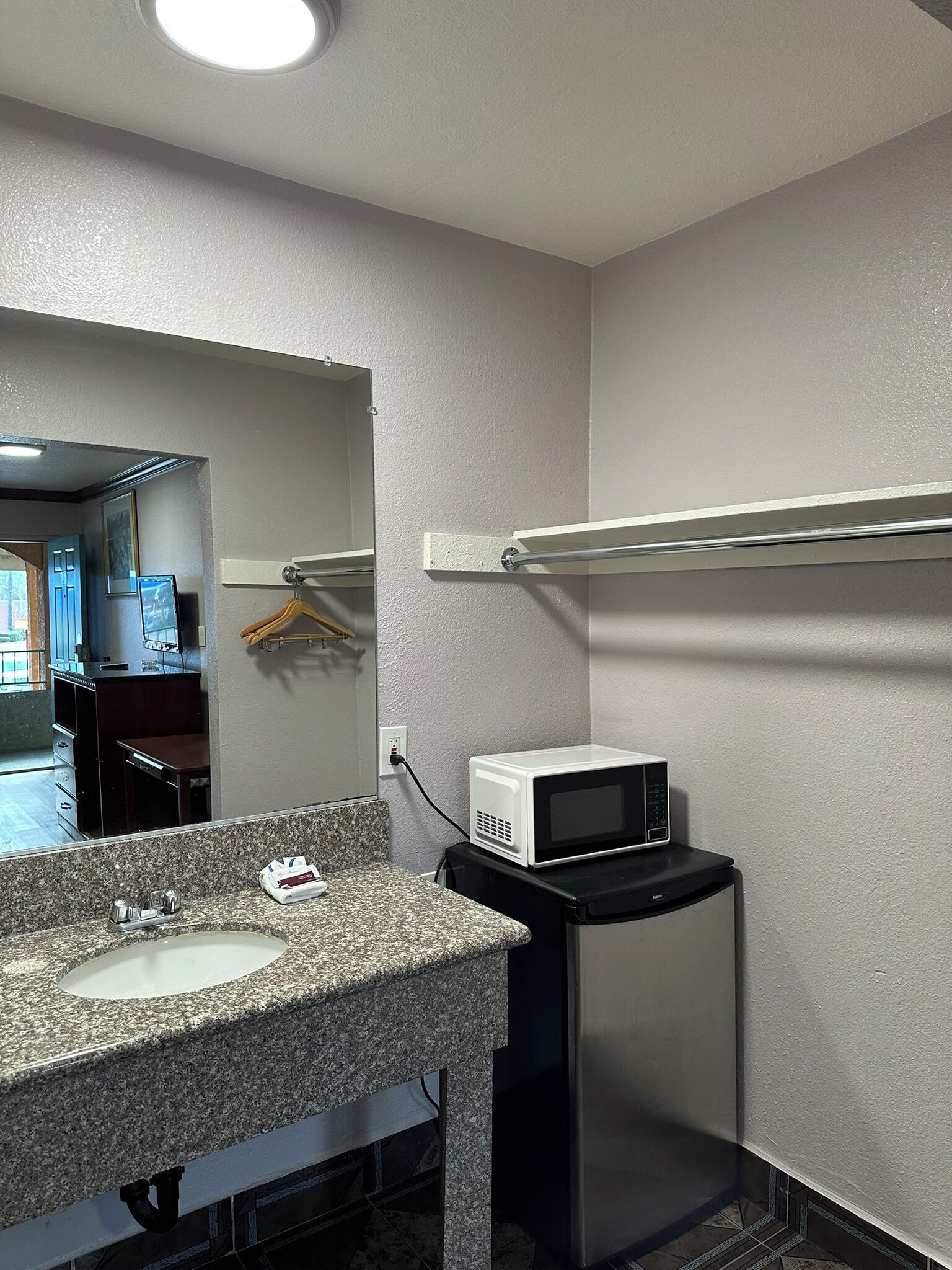 Toallas, jabón, shampoo, papel higiénico