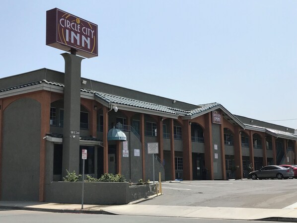 A hotel with a sign reading "Circle City Inn" and a "Lobster" sign indicating a restaurant.
