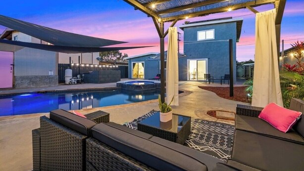 A modern outdoor pool area with lounge seating, a hot tub, and a covered patio. - Spacious 5-bedroom POOL House with WiFi and AC in charming Chula Vista (Chula Vista)