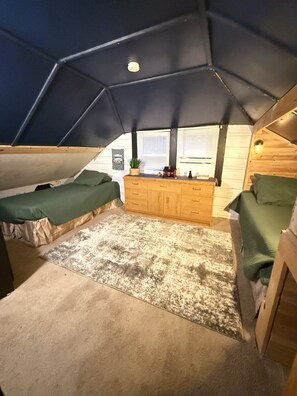 4 bedrooms, iron/ironing board, WiFi, bed sheets