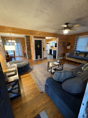 The Sasquatch Retreat: Cozy 4BR Near Adventures!
